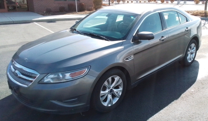 2011 Ford Taurus - AWD!