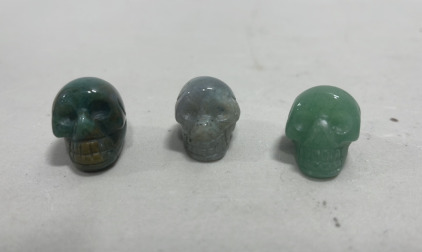 (1) Moss Agate Crystal Skull 64.75ct, (1) Green Adventurine Crystal Skull 57.85ct, (1) Labradorite Crystal Skull 56.5ct