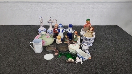 Bod of Assorted Collectors Dishes and Figurines