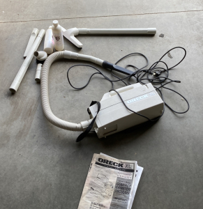 Compact vacuum canister