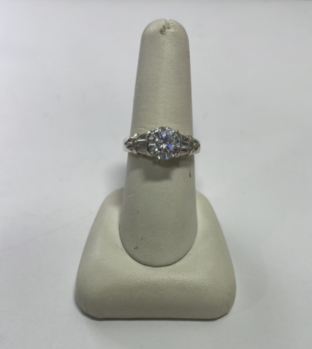 (1) Beautiful Ladies Size 8 Ring