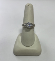 (1) Beautiful Ladies Size 8 Ring