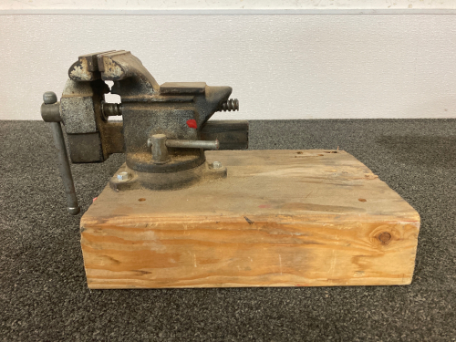 Heavy-Duty Bench Vise