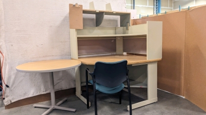 Corner Desk w/Hutch & Chair, Table
