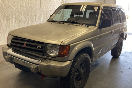 1999 Mitsubishi Montero - 4x4!