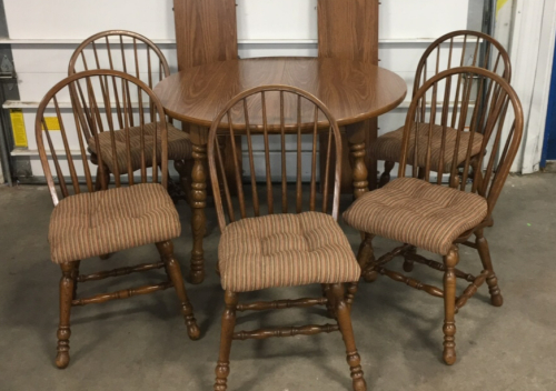 Dining Room Table With (5) Chairs And (2) Leafs