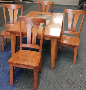 Dining Room Table And (4) Chair