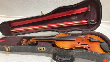 4/4 Violin w/ Bow in Case