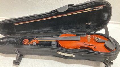 4/4 Violin w/ Bow and Shoulder Pad in Case