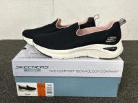 New in Box Womans Size 8.5 Skechers Arch Fit