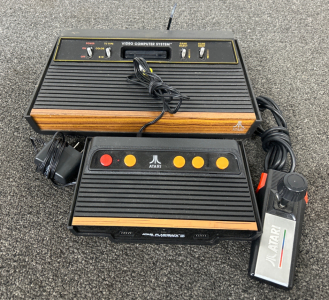 Vintage Atari Gaming Consolé and Atari Flashback 5 Gaming Consolé