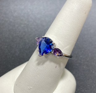 (1) Ladies Pear Shaped Blue Sapphire & Amethyst Ring Size 8