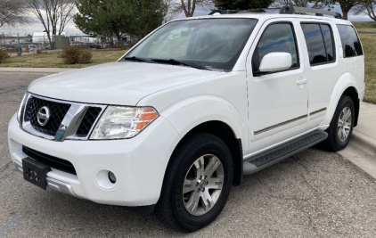 2008 White Nissan Pathfinder