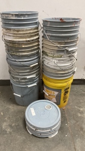 (11) 5 Gallon Buckets & Lids