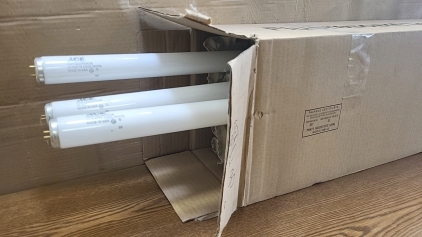 Box of (18) 4' Soft White 40W Fluorescent Light Bulbs