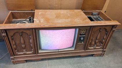 Working Vintage Wheeled Console Stereo TV/AM/FM/Phono