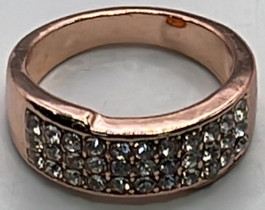 (1) Rose Gold Toned Ladies Ring W/ Clear Gemstones Size 6