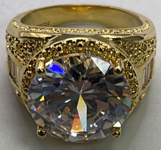 (1) Designer Extreme Gold Toned W/ Clear Gemstone Ring Size 8