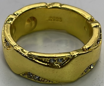 (1) Gold Toned Wedding Band Size 10