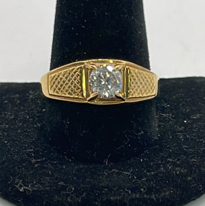 (1) Gold Toned Ring W/ Clear Gemstone Size 12-1/2
