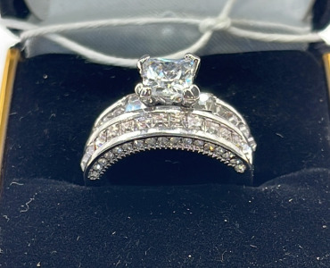 (1) Silver Toned W/ Clear Gemstones Wedding Ring Set Size 6-1/2