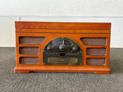 Crosley Vintage Style Radio/ Disc/ R&eacute;cord Player Powers On