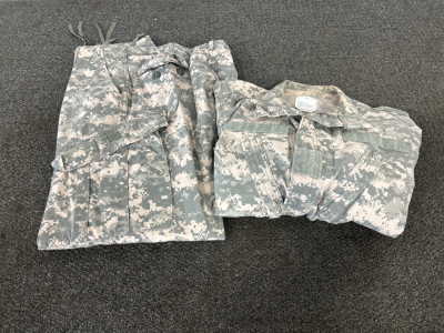 Digital Camouflage Uniform Size Large/ Long Please Inspect