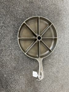 Cast Iron 9&rdquo; Corn Bread Pan #8