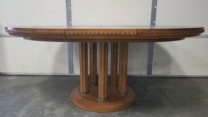 Very Nice Kitchen/Dining Room Table with Expanding Leaf