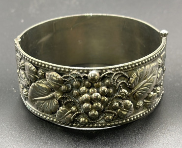 (1) Silver Vintage Hinged Bracelet W/ Grapes. Stamped ALP OO