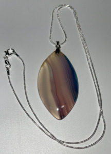(1) 87.60ct Blue & Pink Stripes Agate Gemstone .925 Necklace