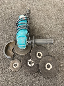 Makita 4” Disc Grinder Powers On