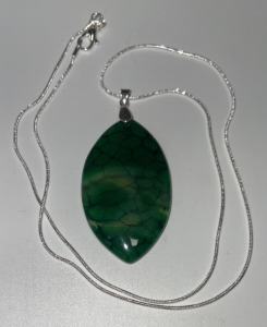 (1) 87.45ct Green Dragon Veins Agate Gemstone .925 Necklace