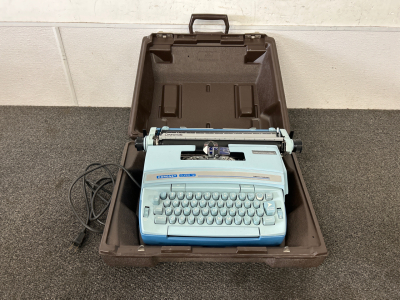 Vintage Smith Corona S&uacute;per 12 Type Writer With Case Powers On and Functions Great