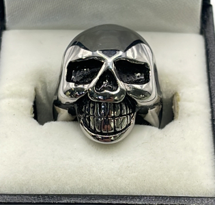 (1) Silver Toned Skull Ring Size 6