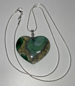 (1) 81.10ct Green Dragon Veins Agate Gemstone Heart .925 Necklace