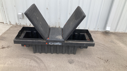 Truck bed toolbox