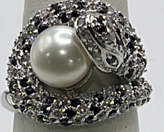 (1) Green And White Gemstone Pearl Snake Design Ladies Ring Size 8