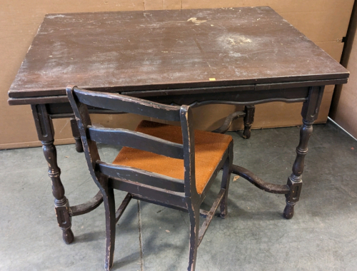 Vintage Table w/Pull Out Leaves & Padded Chair