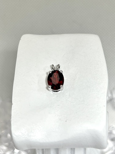 14k White Gold 1.7cts Deep Red Oval Garnet Pendant