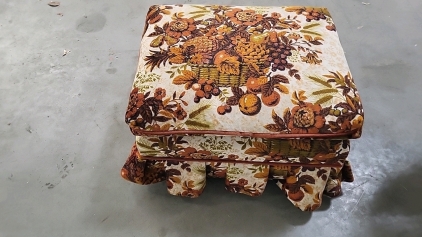 Vintage Ottoman 23"&times;19"&times;16"