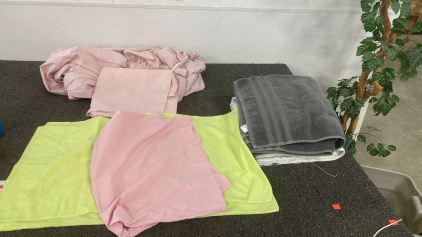 Bedding Queen Size Fitted Sheet Down Sheet 3 Pillow Cases And 3 Towels Please Inspect