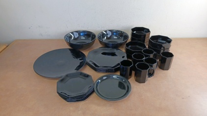 Black-Colored Dish Set