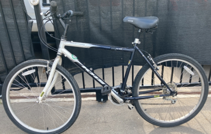26&rdquo; KHS Town & Country (Black/White)