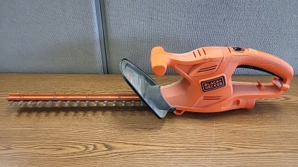 Working Black & Decker 16" Hedge Trimmer
