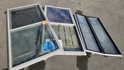 <MB> (2) Single Hung Windows, (2) Fixed Pane Windows