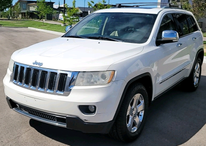 BANK REPO - 2011 Jeep Grand Cherokee - 4x4 - V8 Hemi!