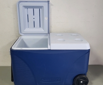 Rubbermaid Cooler with Wheels