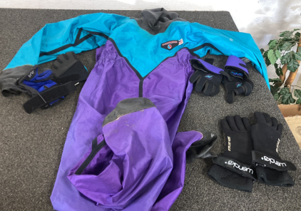 Ossustems Dive Suit With Gloves Size Large Not Tested Please Inspect