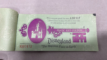 (1) Disneyland Magic Key Coupon Book Pre 1974